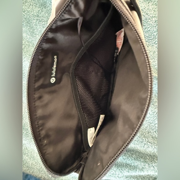 LULULEMON PATCH LOGO BLACK CROSSBODY BAG - Picture 3 of 8